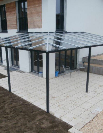 Terrassenüberdachung aus Verbundscheiben Sicherheitsglas mit einem Unterbau aus Metall