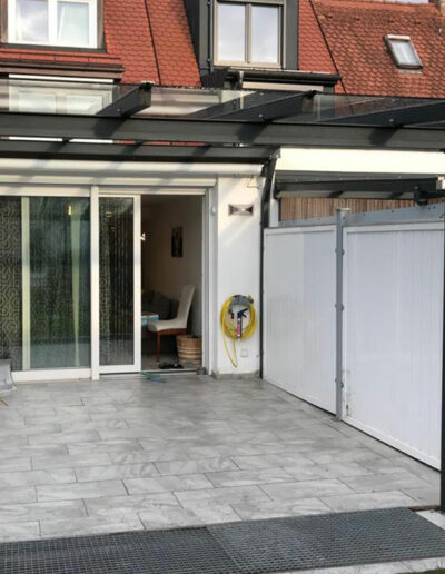 Terrassenüberdachung aus Verbundscheiben Sicherheitsglas mit einem Unterbau aus Metall