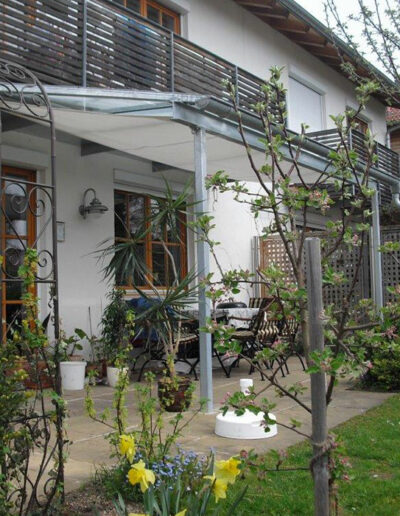 Terrassenüberdachung aus Metall mit Verbundscheibensicherheitsglas