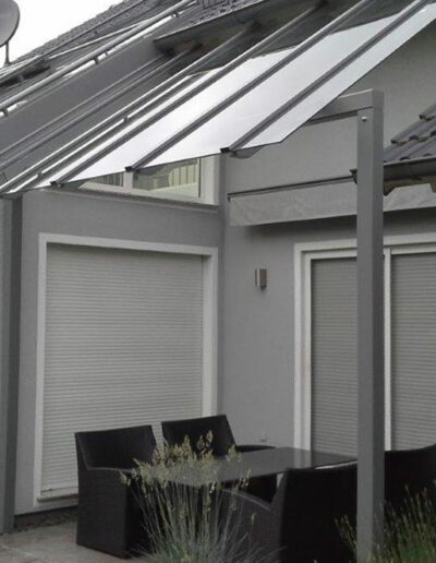 Terrassenüberdachung aus Metall mit Verbundscheibensicherheitsglas