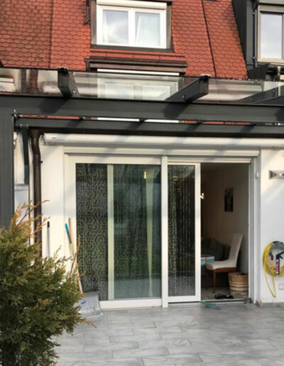 Terrassenüberdachung aus Metall mit Verbundscheibensicherheitsglas