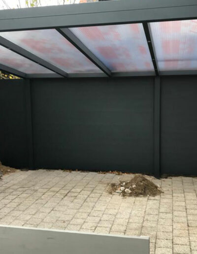 Carport aus Glas und Holz