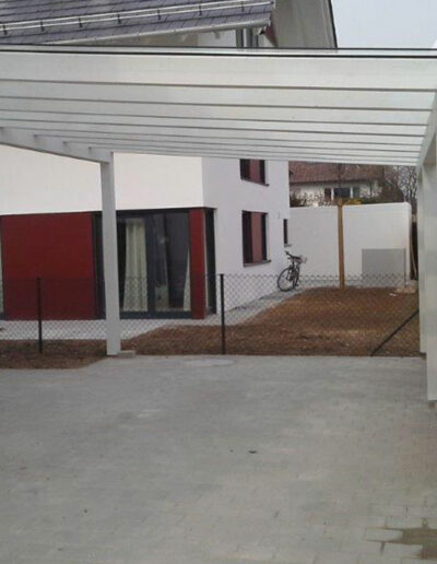 Carport aus Glas und Holz