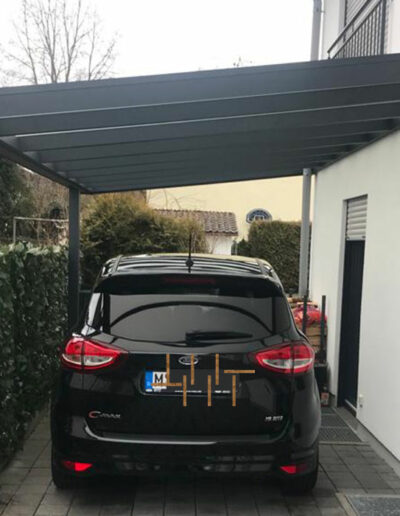 Carport aus Glas und Metall