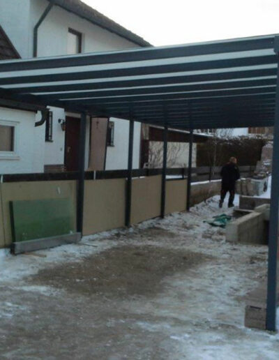 Carport aus Glas und Metall