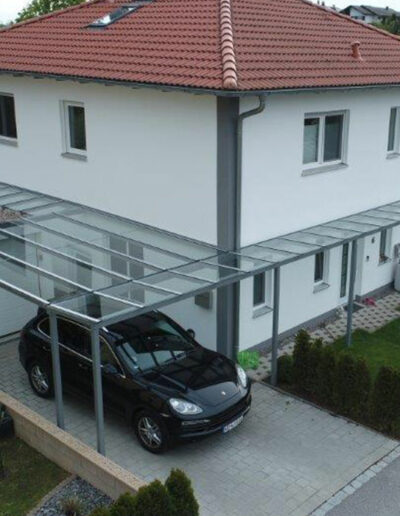 Carport aus Glas und Metall