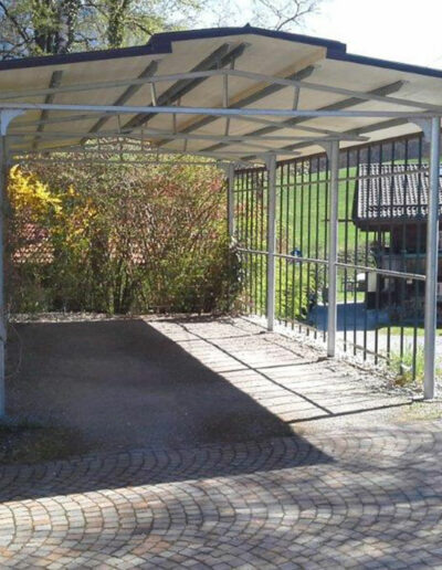 freistehender Carport aus Metall